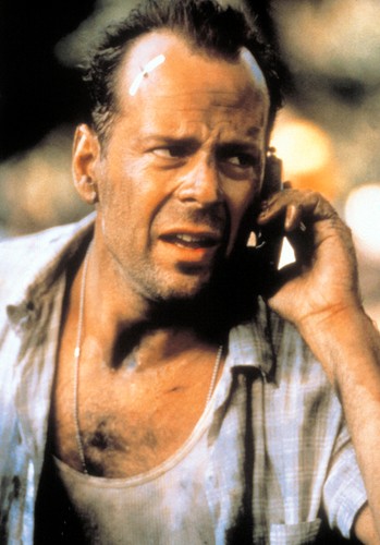 7. Bomby zawsze są wyposażone w zegar. Złoczyńcy, którzy planują wysadzić samolot / pociąg / przedszkole zawsze dołączają do ładunku wybuchowego zegar, tylko po to, by ci dobrzy wiedzieli, ile czasu im zostało na rozbrojenie bomby. Przykłady: 'Szklana pułapka 3' (foto), 'Bez twarzy', 'Zabójcza broń 3'