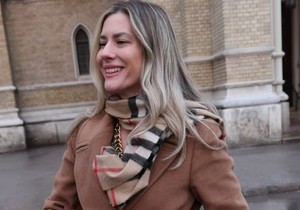 Super ti je autfit: Sreli smo prelepu ženu koja nosi šal od 500 evra i čeka paket sa Temua