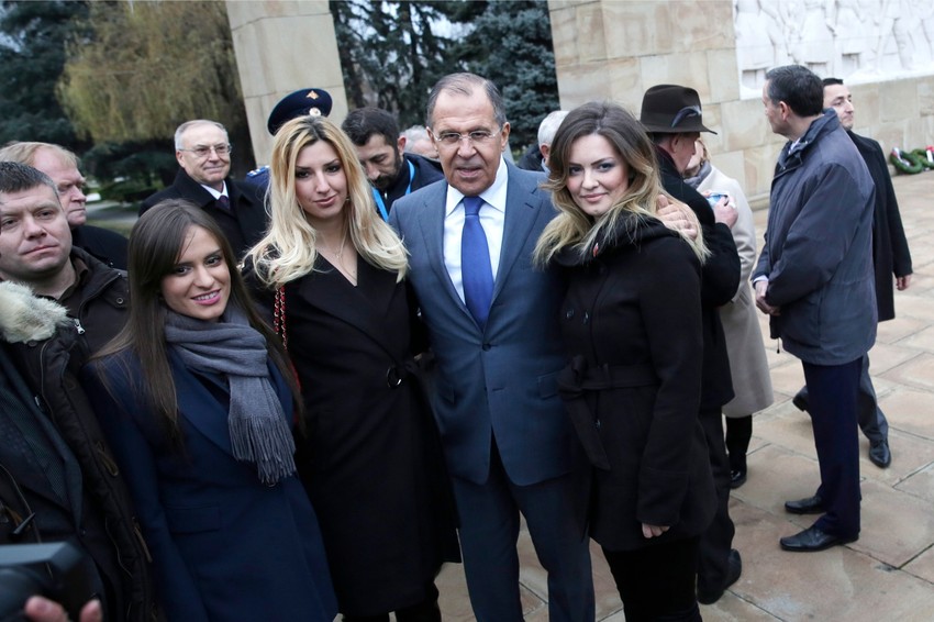 Jedan od optuženih Nemanja Ristić (prvi sa leve strane) sa ruskim šefom diplomatije Sergejem Lavrovim