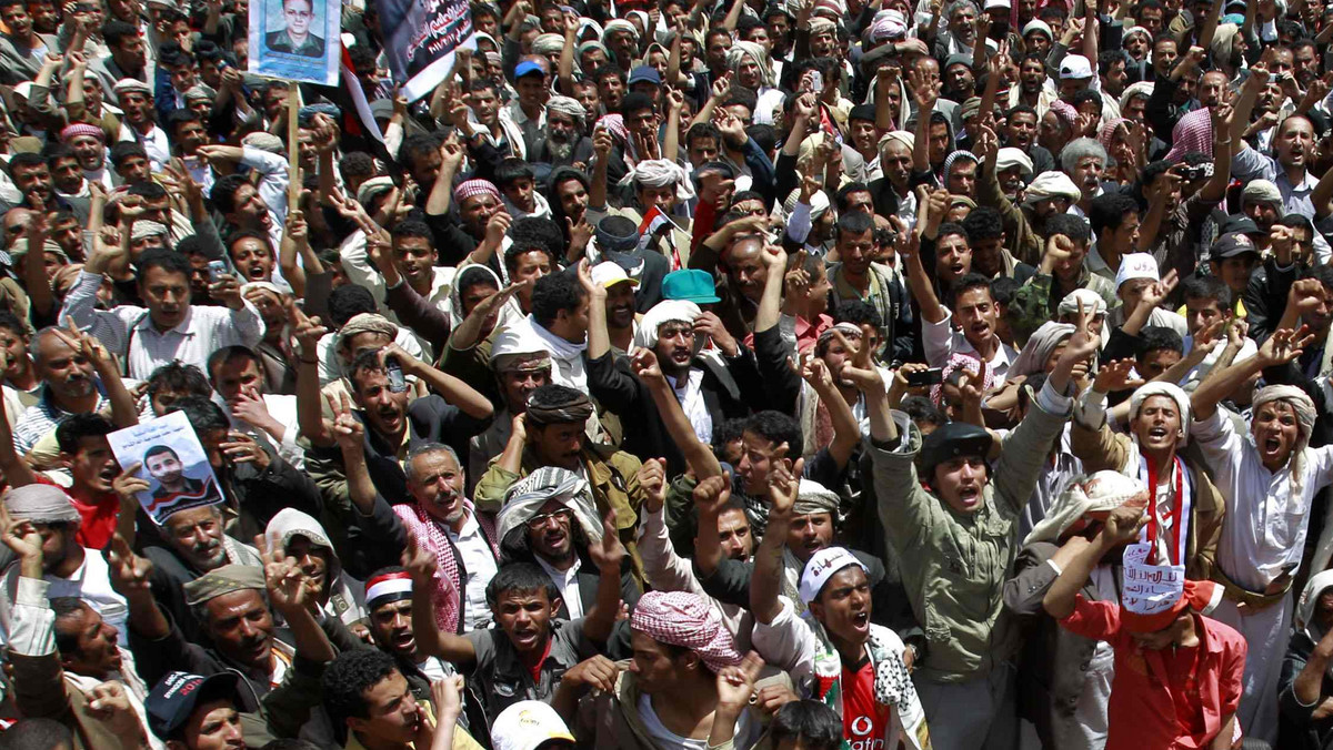 Prezydent Jemenu Ali Abd Allah Salah, przeciwko któremu od niemal dwóch miesięcy trwają krwawo tłumione protesty, zdymisjonował cały rząd - poinformowała agencja Saba.