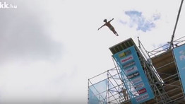 Az életüket kockáztatják: ilyen magasról ugranak a mélybe a vébé toronyugrói - videó