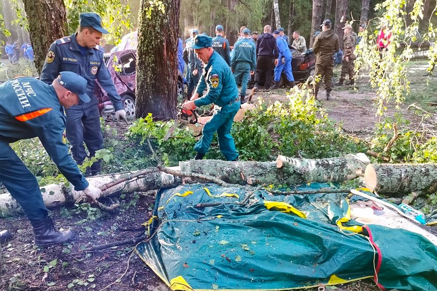 Oluja u Rusiji - oboreno drveće u kampu kod jezera Jalčik