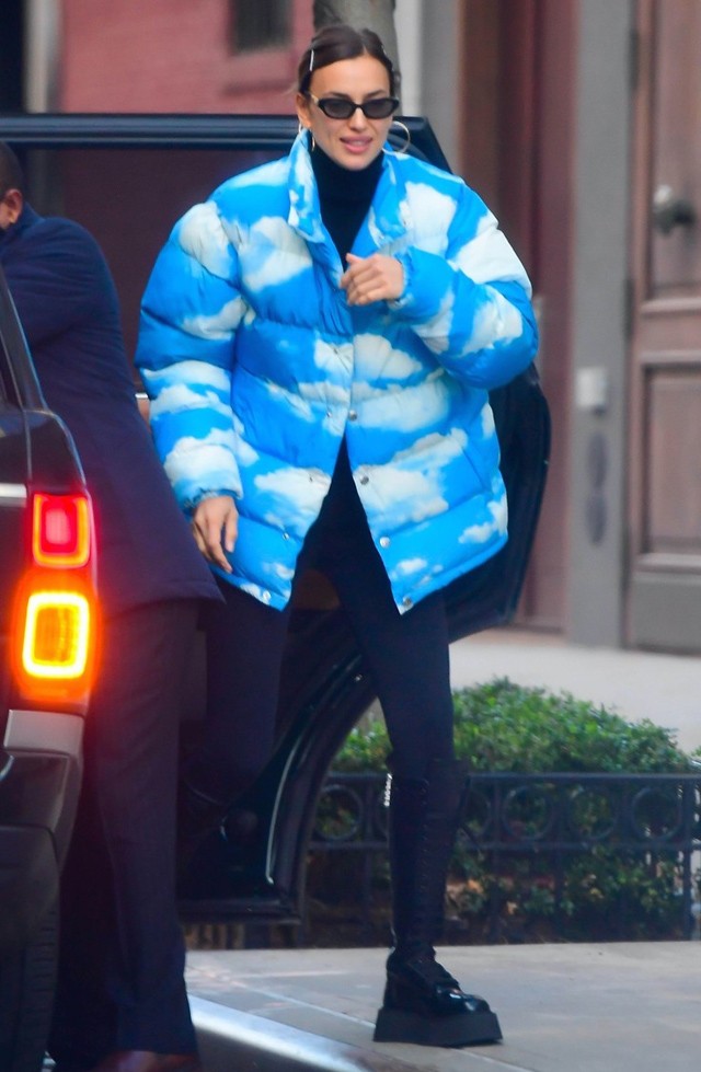 Irina Shayk egy vidám pufidzsekiben