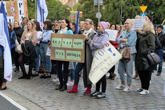 Pracownicy sądów protestowali w centrum Poznania fot. Codzienny Poznań / S. Toroszewska