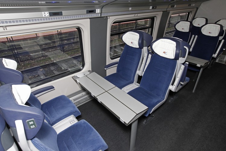 Znalazły się w nich także dwa miejsca dla osób poruszających się na wózkach inwalidzkich, winda ułatwiająca wjazd do pociągu osobom niepełnosprawnym oraz przystosowana dla nich toaleta.<br><br>(cat) PAP/Artur Reszko