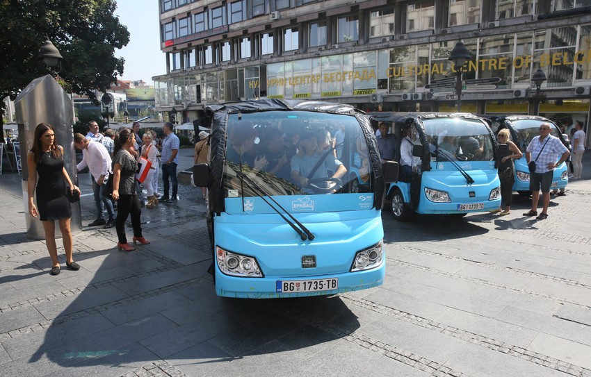 Tri vozila na ulicama