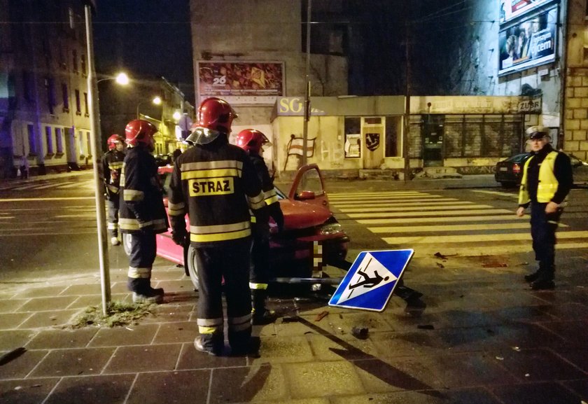 Wypadek na Gdańskiej. Skoszony znak i przewrócone auto