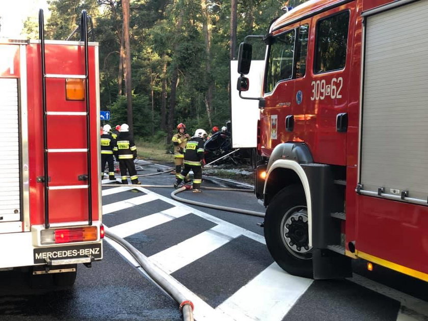 Kujawsko-Pomorskie: Auto wjechało pod tira i zaczęło płonąć. Zginął kierowca