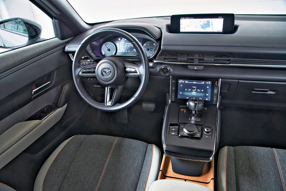  Klasyczna estetyka samochodowa także w elektrycznej Maździe.