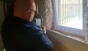 Vladica Stanković uhvatio zmiju koja je pokušala da izađe kroz prozor porodične kuće