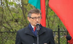 Monitoring, zaostrzenie kar za znieważenie i akty wandalizmu. Propozycje Kuchcińskiego po atakach na biura posłów