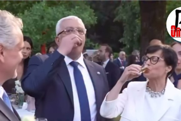 MARTA KOS I ANDRIJA MANDIĆ "NATEZALI" RAKIJU Predsednik parlamenta veseo nakon što su izglasane ustavne promene bez srpskog jezika kao službenog (VIDEO)