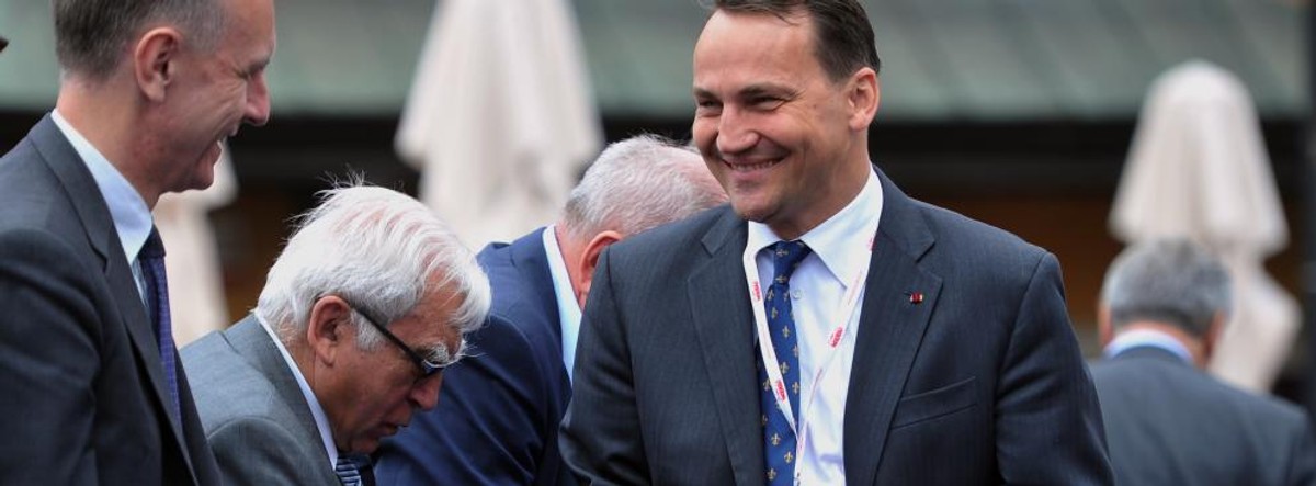 Sikorski o sojuszu polsko-amerykańskim "Bullshit, skonfliktujemy się z Niemcami, Francuzami… Bo zrobiliśmy laskę Amerykanom. Frajerzy, kompletni frajerzy. Problem w Polsce jest, że mamy płytką dumę i niską ocenę. Taka murzyńskość…" "Wiesz, że sojusz polsko-amerykański jest nic nie warty. Jest szkodliwy, bo daje poczucie bezpieczeństwa"
