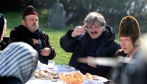 Selo gori a baba se češlja