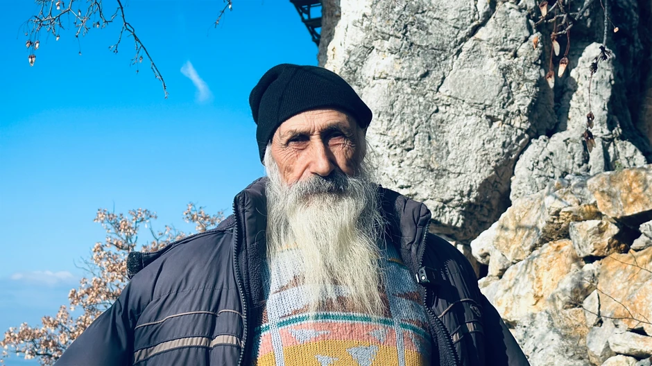 Majstor Mikina kućica na steni