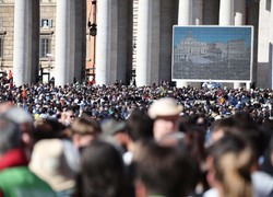 Oklaski na Placu św. Piotra. Wierni oddali hołd zmarłemu papieżowi