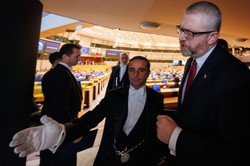 Grzegorz Braun wyprowadzony z europarlamentu. "Wstyd"