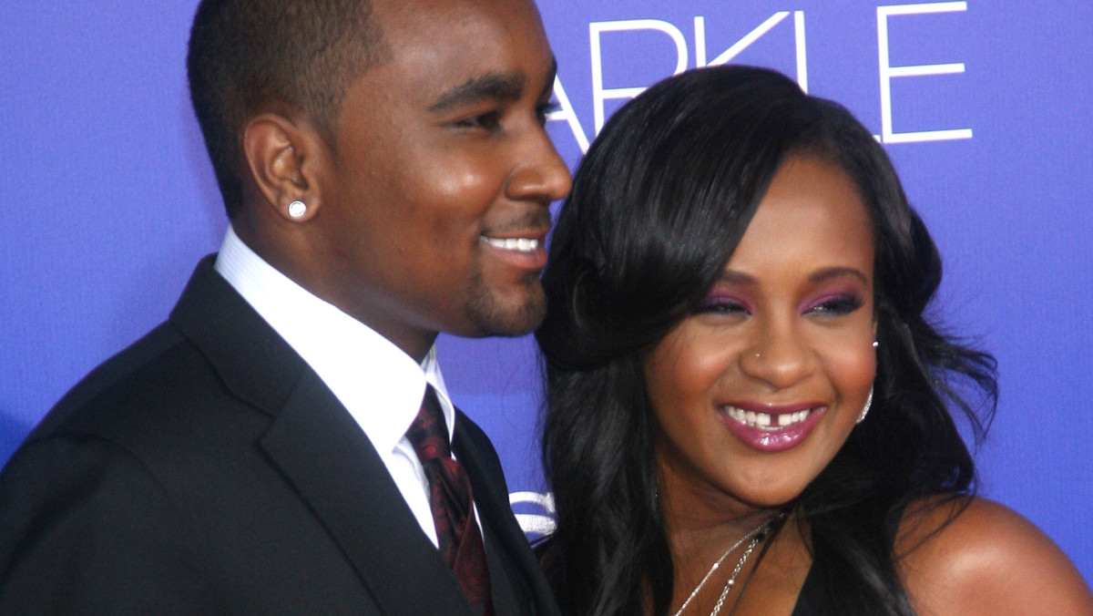 Bobbi Kristina Brown miała być odłączona od respiratora 11 lutego, w dniu trzeciej rocznicy śmierci jej matki, Whitney Houston. Jej prawnik, Christopher Brown skomentował plotki w rozmowie z magazynem "People". Oznajmił, że w tym tygodniu Bobbi Brown na pewno nie zostanie odłączona od aparatury.