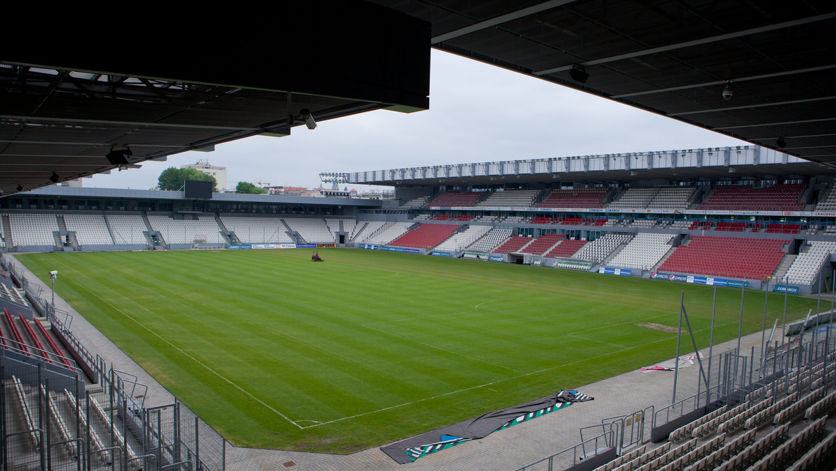 Krakowska prokuratura wystąpiła do wojewody, by zbadał i ocenił poziom bezpieczeństwa na stadionie Cracovii. W zależności od oceny wojewody stadion może nawet czasowo zostać zamknięty – poinformowała prokuratura.