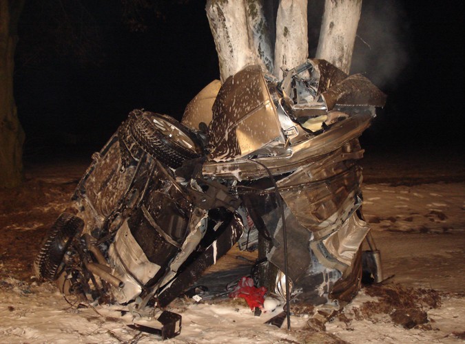 Wrak Forda Mondeo po wypadku na drodze nr 19 w miejscowości Wincentów (gm. Lubartów)