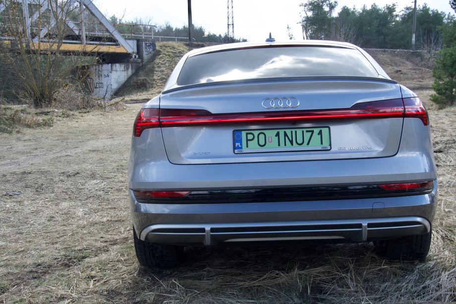 Audi e-tron Sportback jest masywne, ale za sprawą silnika elektrycznego rozpędza się płynnie i dynamicznie, zapominając o swoich gabarytch. 