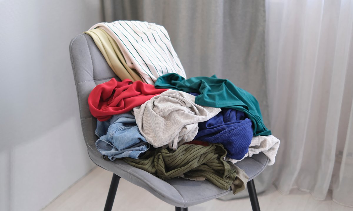 Odkładasz ubrania na krzesło? Psychologia ma na to wytłumaczenie