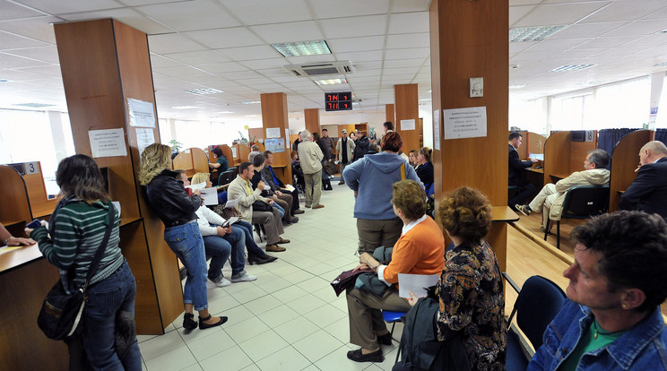 Egyes hivatalokban és okmányirodákban már így is hosszú sorok várakoznak az ügyintézésre / Fotó: MTI/Máthé Zoltán