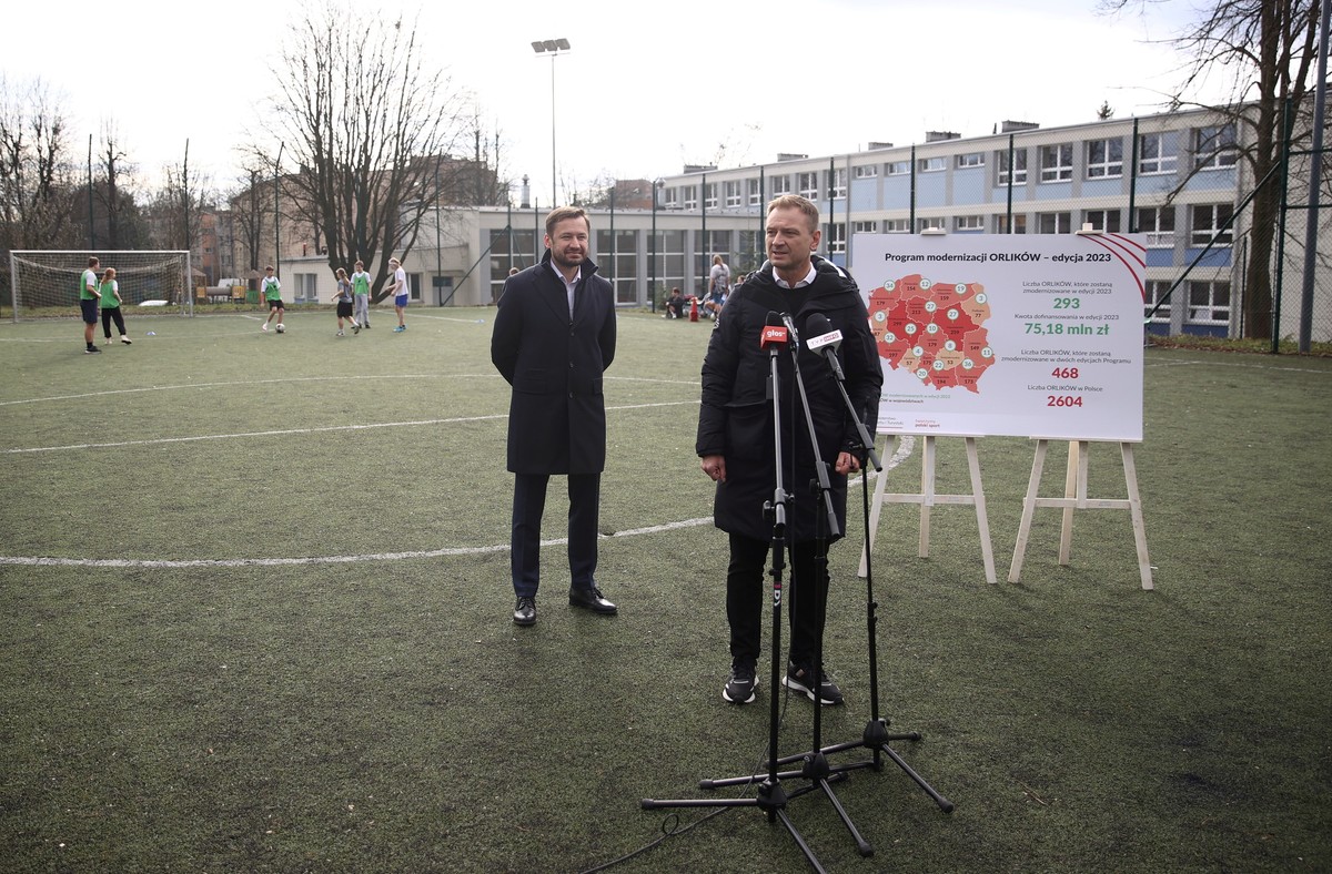 Minister sportu i turystyki Sławomir Nitras (P) na konferencji prasowej zwołanej przy szkole podstawowej nr 129 w Krakowie