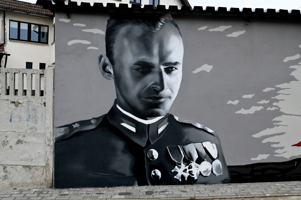 Gryfino, 14.11.2021. Nowo powstały mural upamiętniający rotmistrza Witolda Pileckiego przy ul. ks. Jerzego Popiełuszki