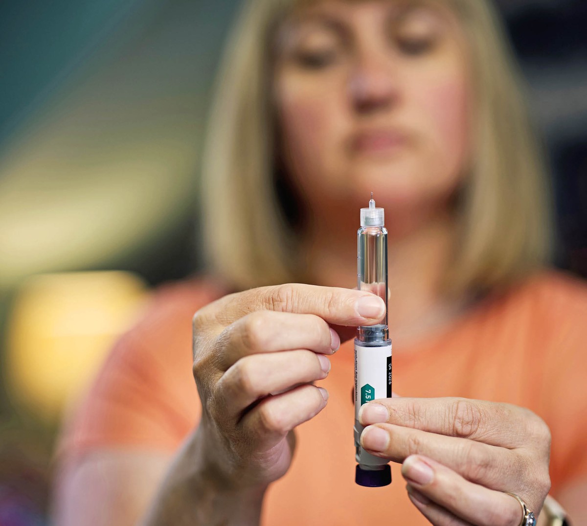 Kobieta trzymająca strzykawkę