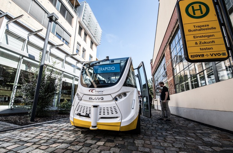 Na terenie zajezdni tramwajowej przygotowano 200-metrową jezdnię. W ten sposób powstała pierwsza niezależna linia autobusowa w Dreźnie. Bus na końcach trasy zatrzymuje się, tak aby pasażerowie mogli wsiąść lub wysiąść z autobusu.