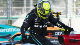 Hamilton hátfájása miatt szigorítást tervez az FIA, ám ettől tovább lassulhat a Mercedes
