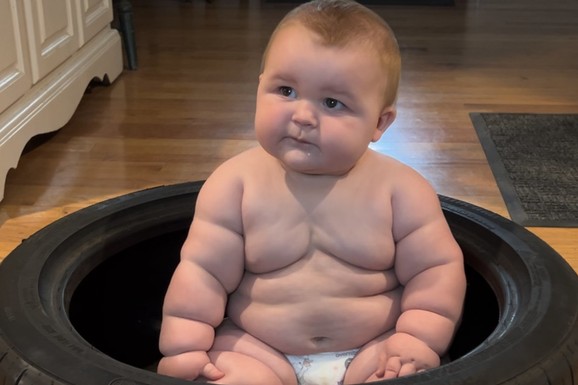 Ne staje u kolica, ne može u hranilicu! Beba od 8 meseci i 15 kg zbunila lekare, majka brutalno iskrena: "Ljudi me pitaju kako ga nosim - pa uz molitvu" (FOTO)