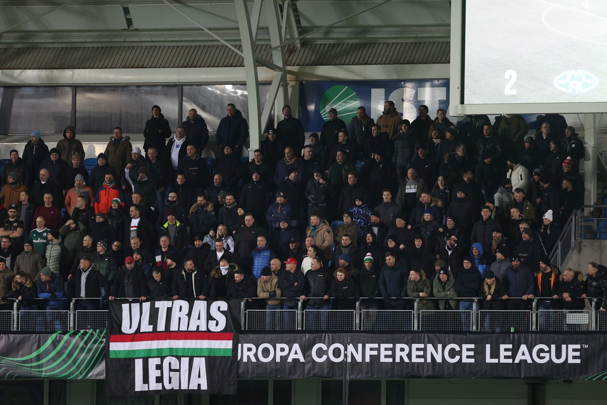Kibice Legii Warszawa podczas pierwszego meczu play off o awans do 1/8 finału piłkarskiej Ligi Konferencji z Molde FK