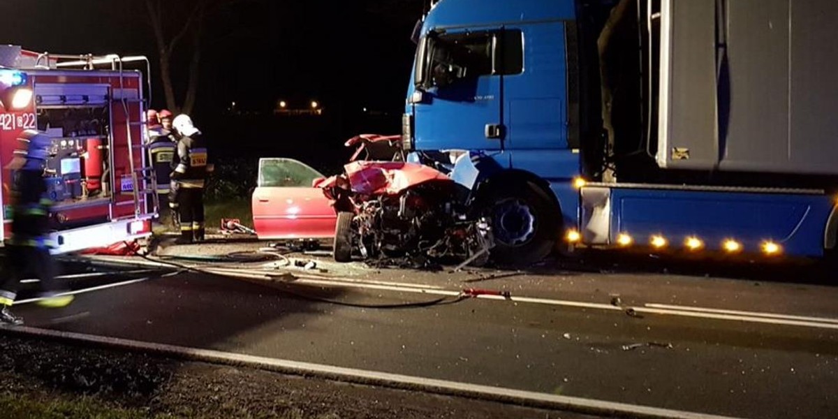 Makabryczny wypadek pod Człuchowem. Nie żyją trzy osoby, dwie są ranne