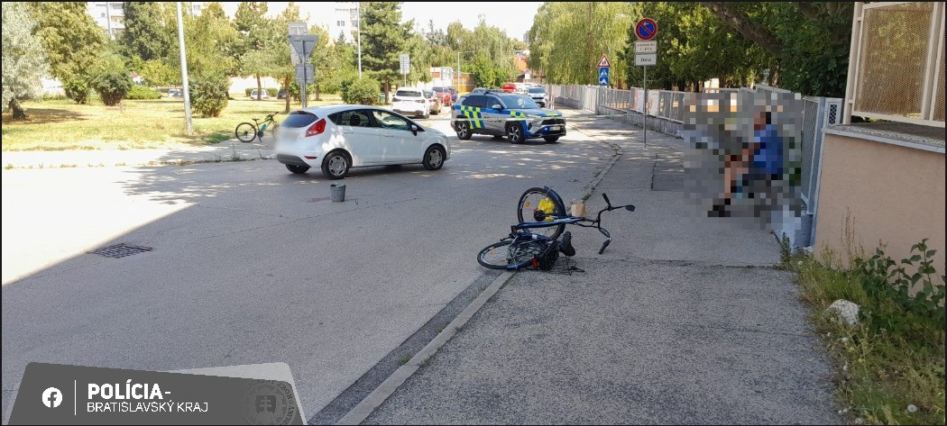 Po zrážke s autom v Senci zomrel cyklista.