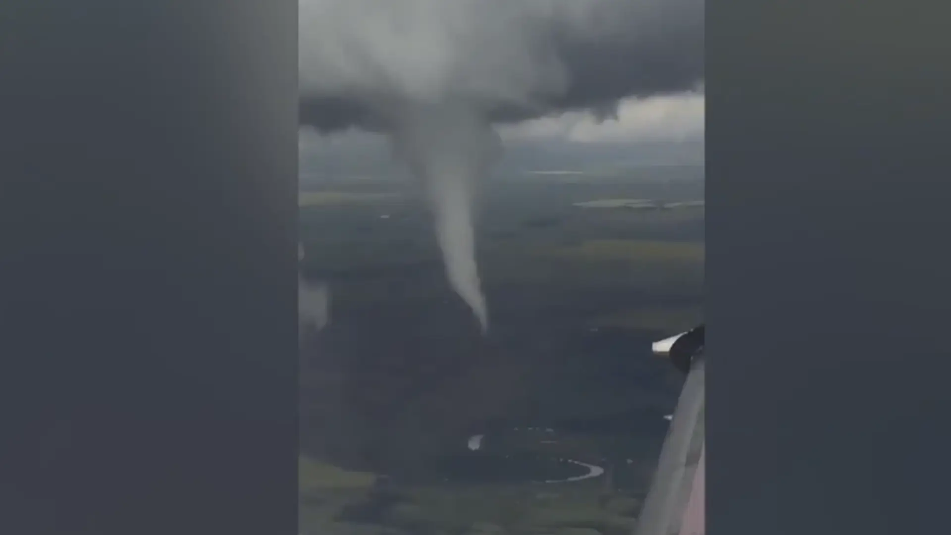 Czy wiesz, jak wygląda tornado z lotu ptaka? Mamy wideo!