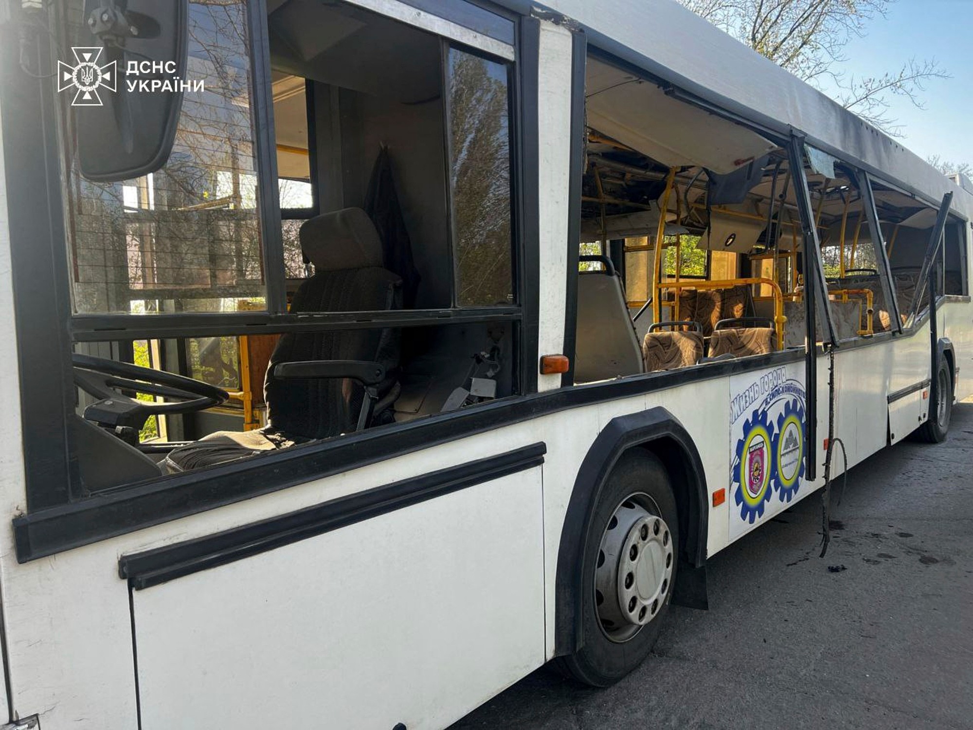 Na snímke zverejnenej ukrajinským ministerstvom pre mimoriadne situácie zničený autobus po ruskom dronovom útoku v meste Marhanec.