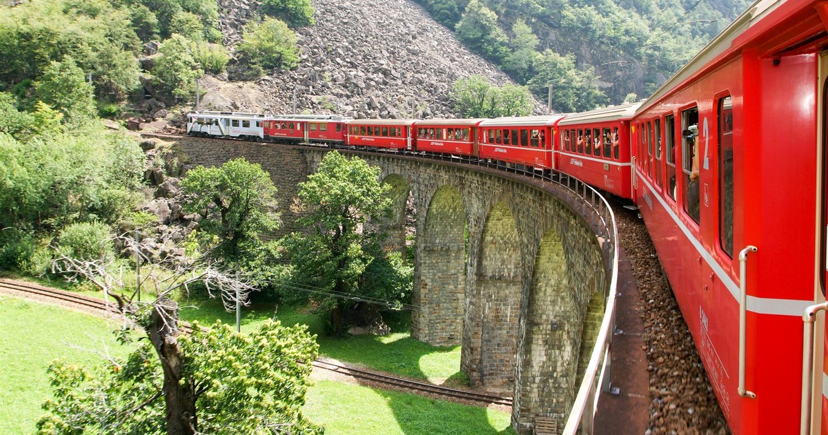 Ten czerwony pociąg łączy dwa światy. Bajeczna trasa jest wpisana na listę UNESCO