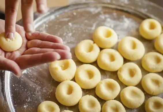 Połączenie tradycji z nowoczesnością: pyzy śląskie z 4 sosami - przepis a'la Magda Gessler z Kuchennych Rewolucji