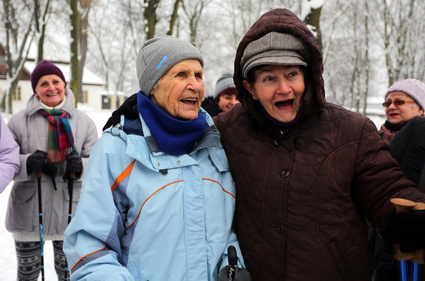 90-latka obchodziła urodziny na zajęciach nordic walking