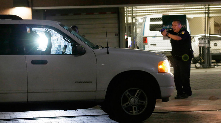 Rendőr fog fegyvert egy sofőrre, aki előzőleg tüzet nyitott a társaira, Dallasban / Fotó: MTI
