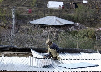 PAKISTAN-QUAKE-SASIA-SURVIVOR