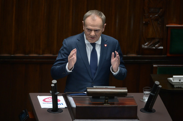 Premier Donald Tusk przemawia na sali obrad Sejmu