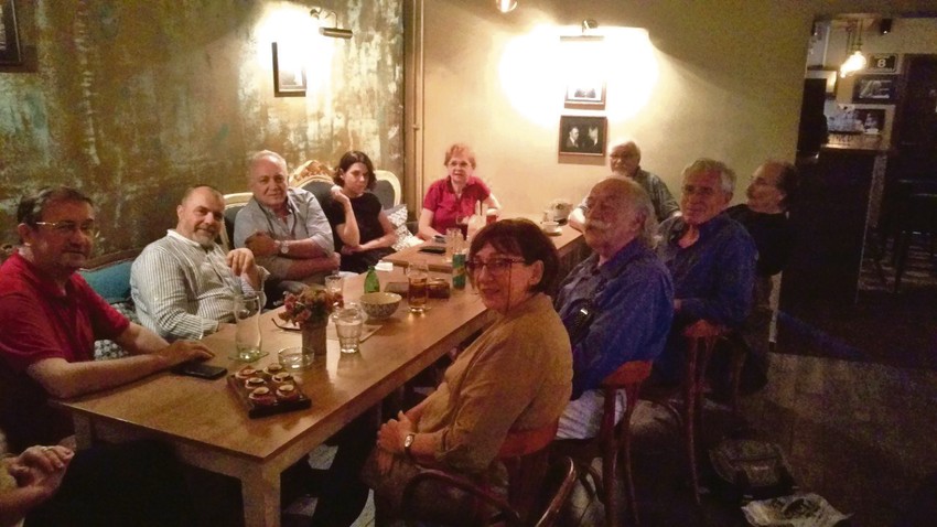 Neko je ispod slike sa okupljanja napisao "srpski senat"