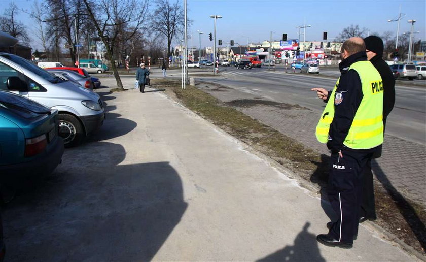 Atak szaleńca z siekierą na komendzie