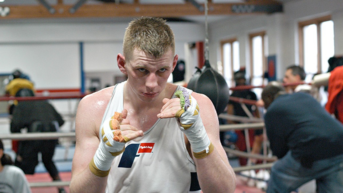 Chicagowski pięściarz Polski Książe -Andrzej Fonfara (16-KO 7)- lost 2 (KO 1)- 19) 9 kwietnia na gali Tomasza Adamka w hali Prudential Center w Newark, zmierzy się z pochodzącym ze stanu Arkansas Ray Smith (9-KO 3- lost 5(KO 3)- 14. Andrzej przygotowuje się do tego pojedynku pod okiem swego szkoleniowca Sama Colony w Chicago Boxing Club w Wietrznym Mieście.