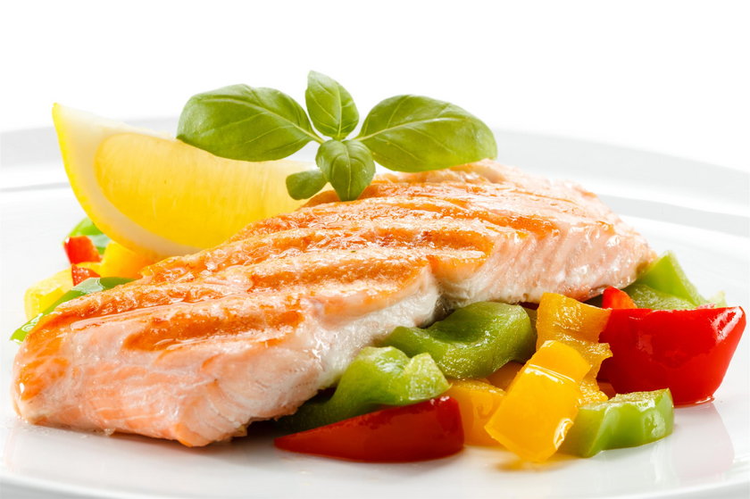 Łosoś z warzywami to jedna z pozycji w peskatariańskim menu.