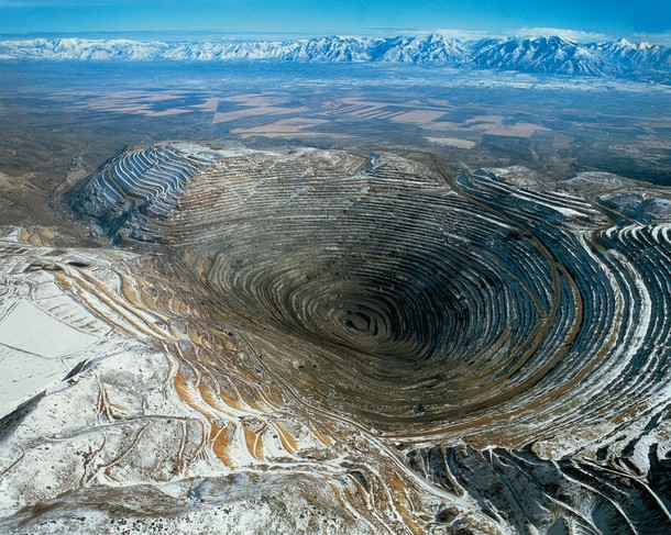 Dziura w ziemi to kopalnia odkrywkowa Bingham Canyon w Utah.