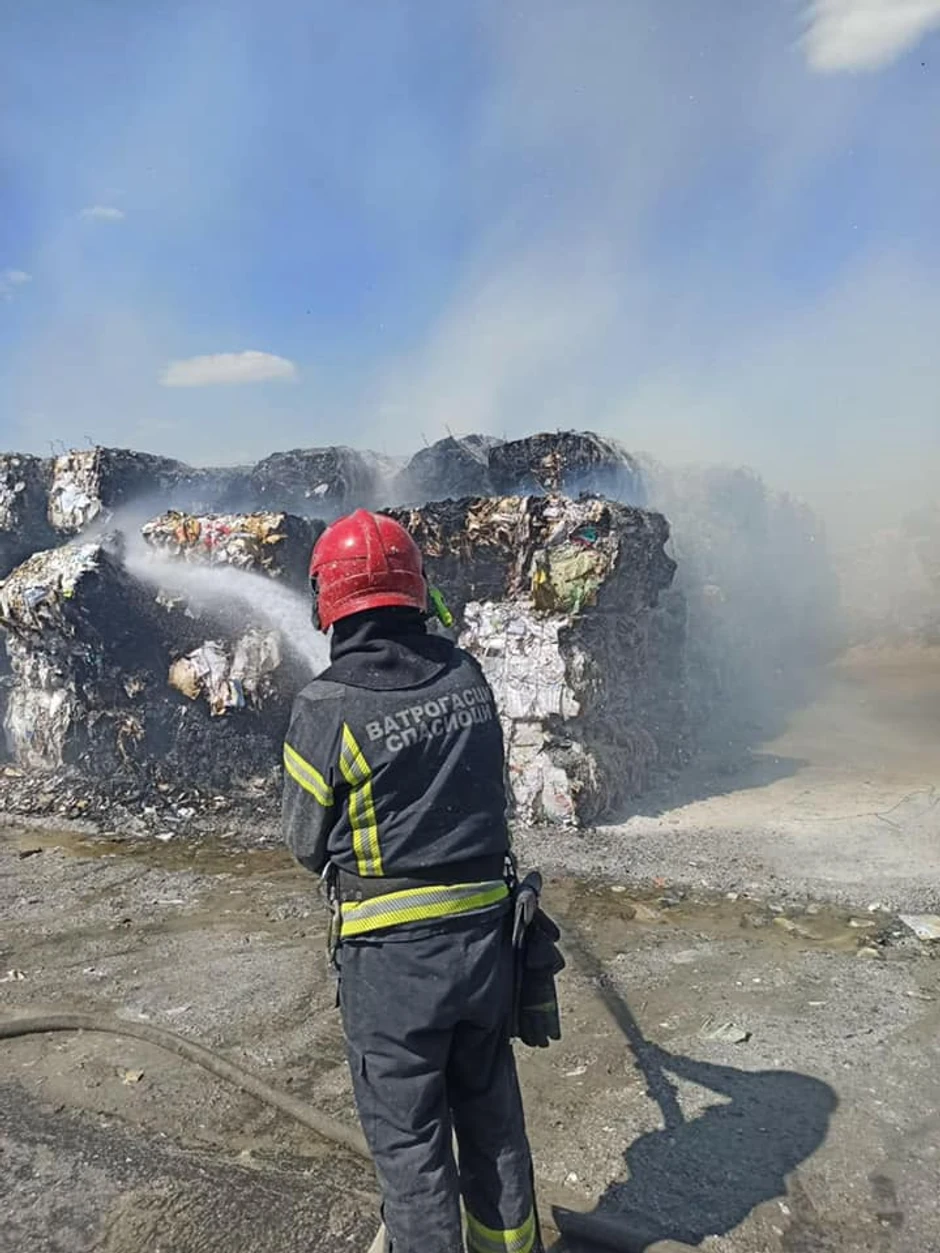 Požar izbio u delu sa balama papira